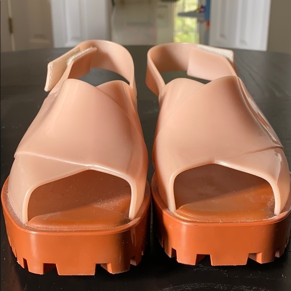 Melissa Salmón and Brown Sandals - Picture 2 of 3